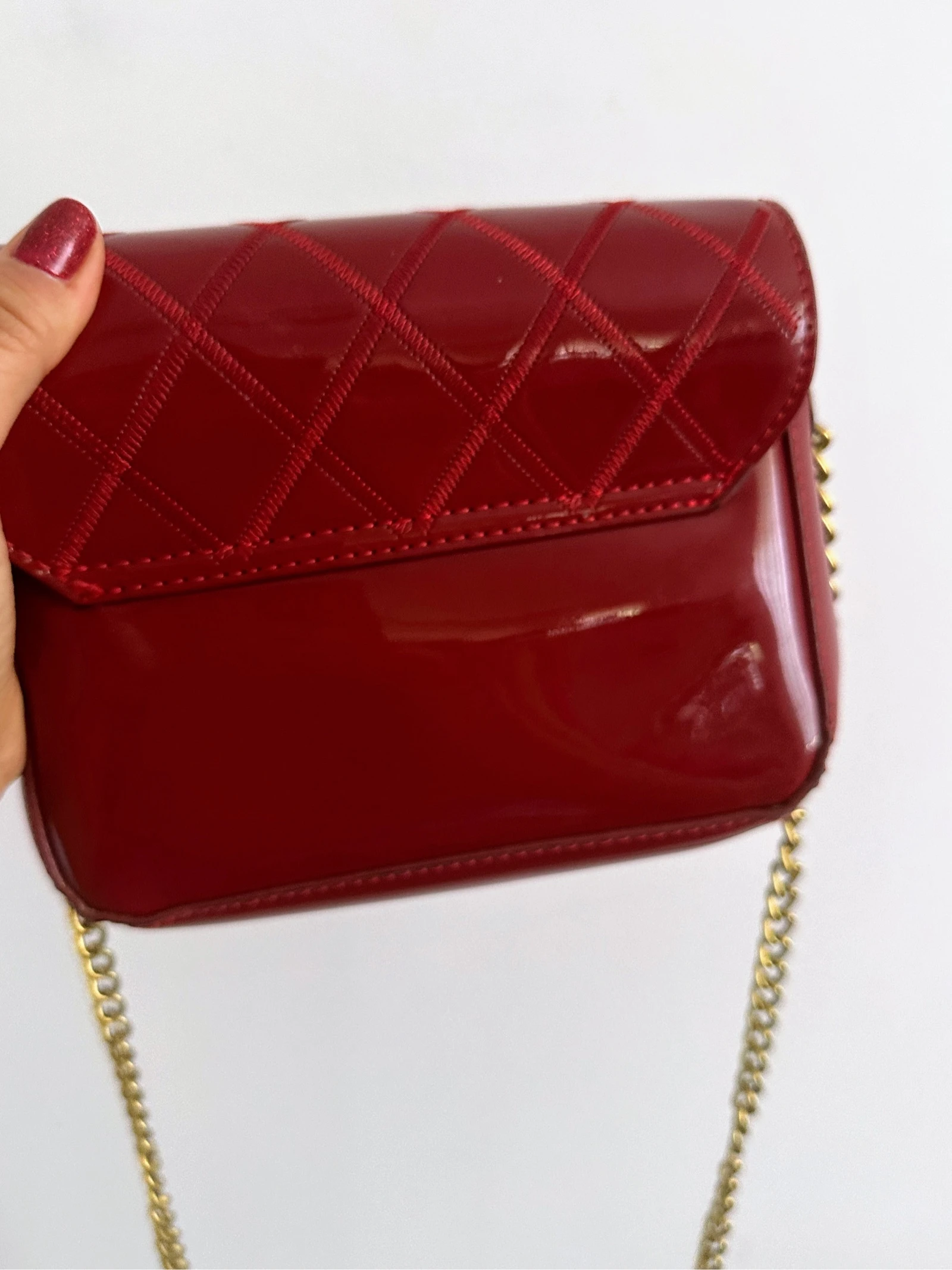 Bolso bandolera de charol rojo burdeos con cadena dorada - Estilo Vintage / Y2K – photo 4